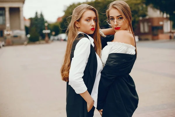 Dvě stylové dívky v letním městě — Stock fotografie