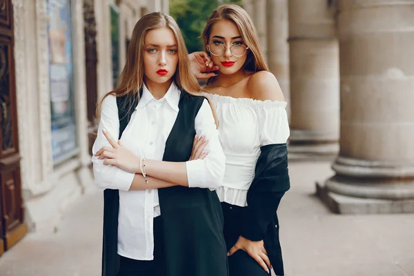 Dos chicas con estilo en una ciudad de verano —  Fotos de Stock