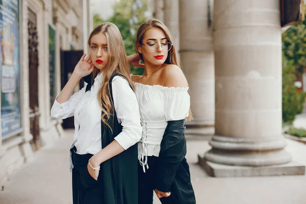 Deux filles élégantes dans une ville d'été — Photo