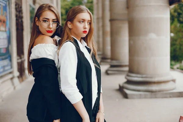 Duas meninas elegantes em uma cidade de verão — Fotografia de Stock