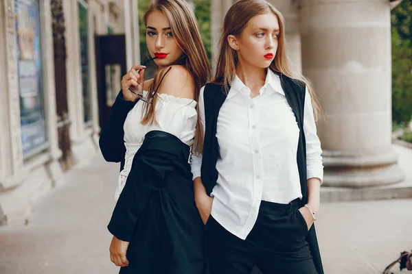 Due ragazze alla moda in una città estiva — Foto Stock