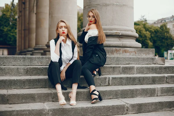 Zwei stylische Mädchen in einer Sommerstadt — Stockfoto