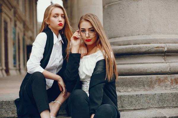 Due ragazze alla moda in una città estiva — Foto Stock