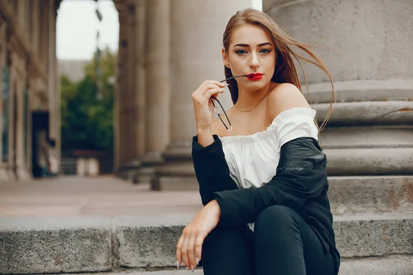 Chica con estilo sentado en una ciudad de verano —  Fotos de Stock
