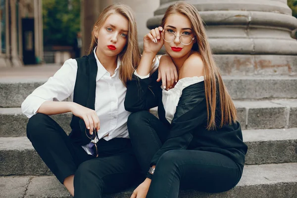 Duas meninas elegantes em uma cidade de verão — Fotografia de Stock