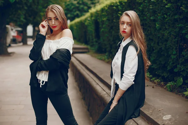 Due ragazze alla moda in una città estiva — Foto Stock