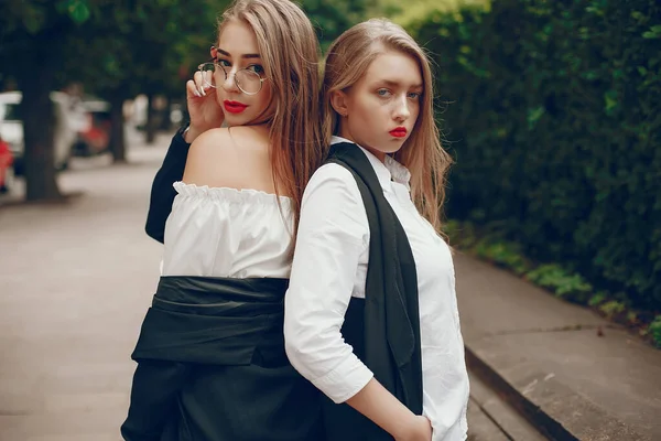Bir yaz şehrinde iki şık kız — Stok fotoğraf