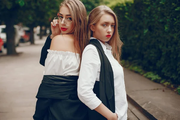 Two stylish girls in a summer city — Stock Photo, Image