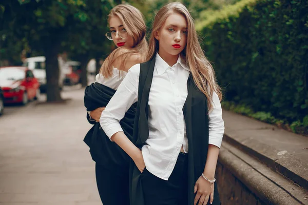 Две стильные девушки в летнем городе — стоковое фото