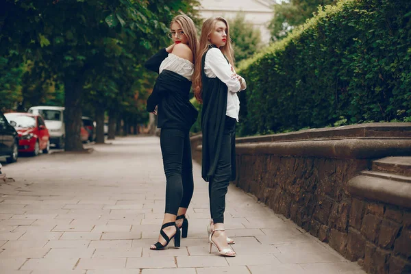 Dos chicas con estilo en una ciudad de verano —  Fotos de Stock