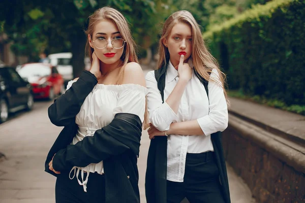 Zwei stylische Mädchen in einer Sommerstadt — Stockfoto