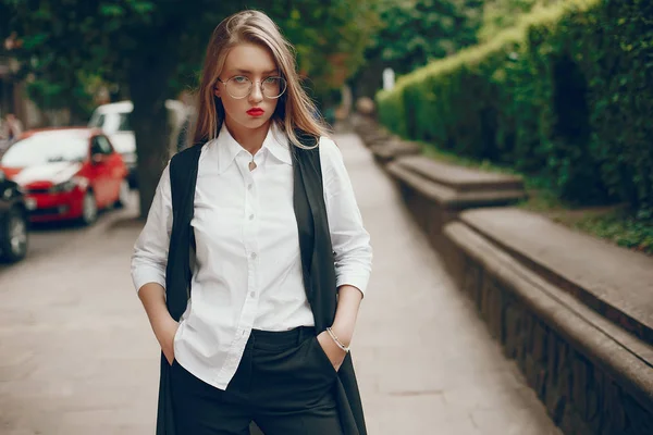 Fille élégante debout dans une ville d'été — Photo