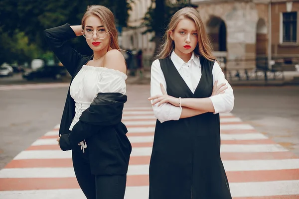 Due ragazze alla moda in una città estiva — Foto Stock