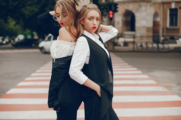 Two stylish girls in a summer city — Stock Photo, Image