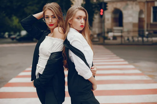 Two stylish girls in a summer city — Stock Photo, Image