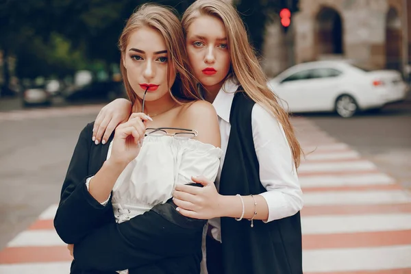 Due ragazze alla moda in una città estiva — Foto Stock