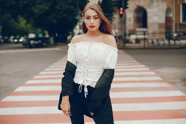 Ragazza elegante in piedi in una città estiva — Foto Stock