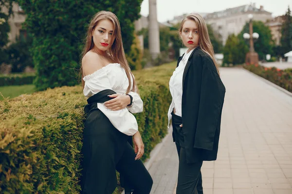Dvě stylové dívky v letním městě — Stock fotografie
