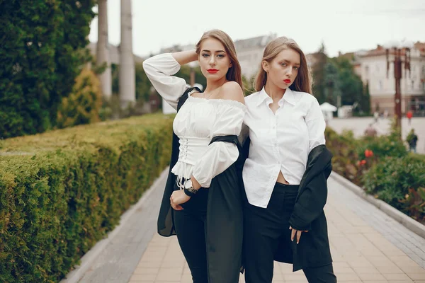 Two stylish girls in a summer city — 스톡 사진