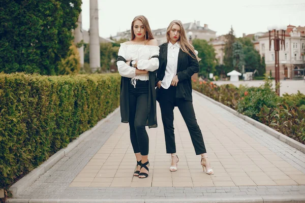 Deux filles élégantes dans une ville d'été — Photo