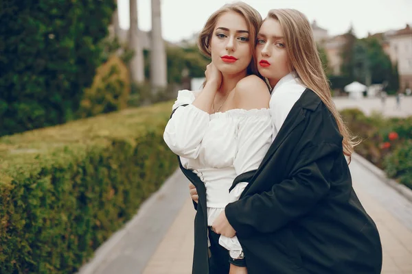 Two stylish girls in a summer city — Stock Photo, Image