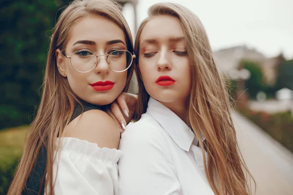 Bir yaz şehrinde iki şık kız