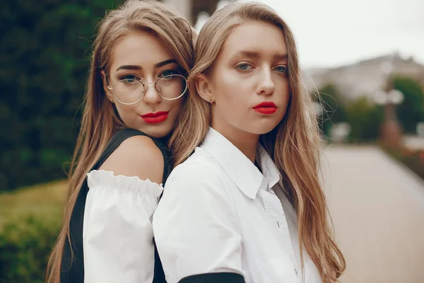 Bir yaz şehrinde iki şık kız