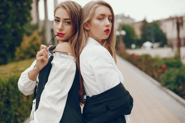 Due ragazze alla moda in una città estiva — Foto Stock