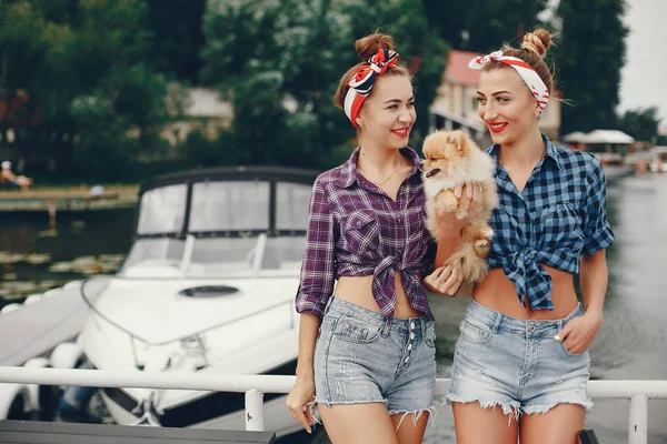 Tarz sahibi küçük köpekli kızlar.