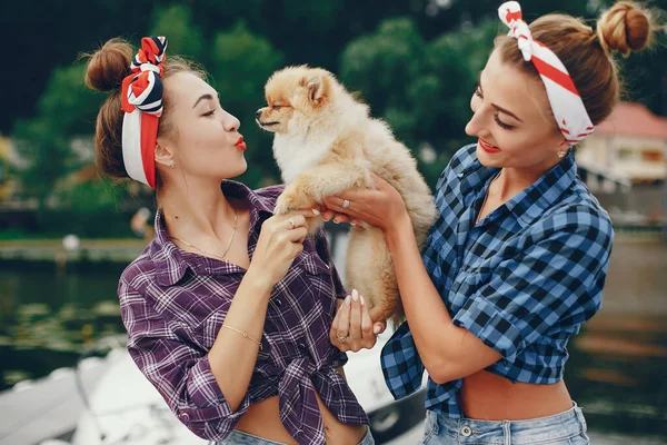 把女孩子和小狗拴在一起是时髦的 — 图库照片