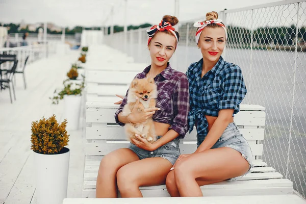 Tarz sahibi küçük köpekli kızlar.