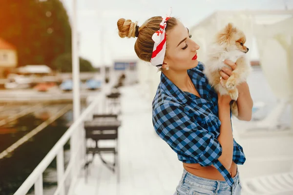 Stylový pin up dívka s malým psem — Stock fotografie