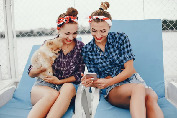 Tarz sahibi küçük köpekli kızlar. — Stok fotoğraf