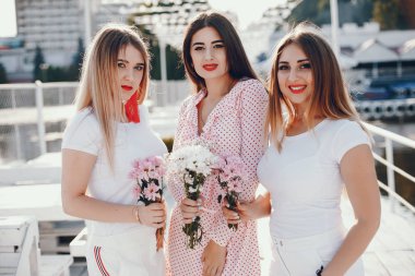 Yaz parkında iki güzel kız