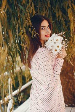 Sevimli kız bir yaz parkta yürüyüş