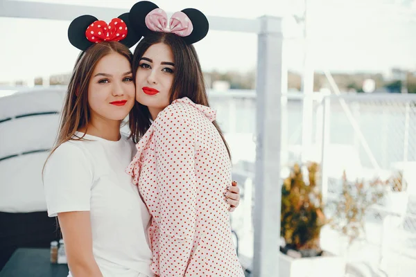 Jolies filles dans un parc d'été — Photo