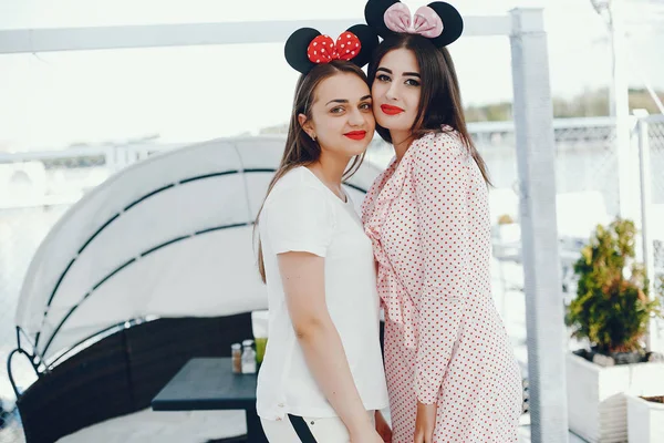 Jolies filles dans un parc d'été — Photo