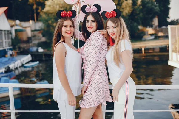 Meninas bonitas em um parque de verão em uma festa de galinha — Fotografia de Stock