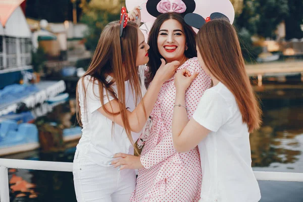 Jolies filles dans un parc d'été sur une fête de poule — Photo