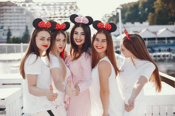 Dos chicas guapas en un parque de verano —  Fotos de Stock