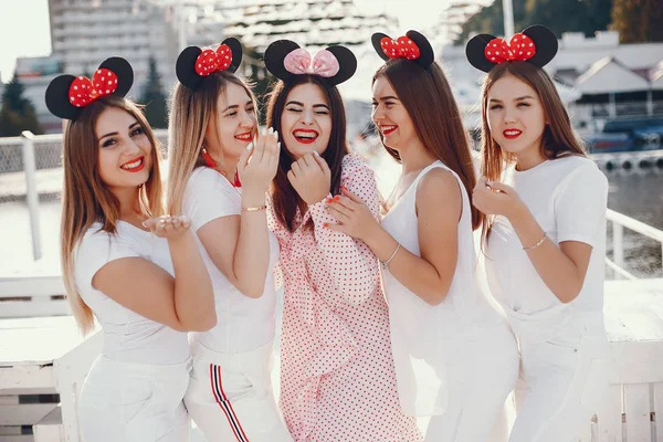 Due belle ragazze in un parco estivo — Foto Stock