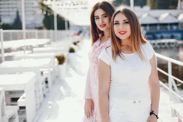 Meninas bonitas em um parque de verão — Fotografia de Stock