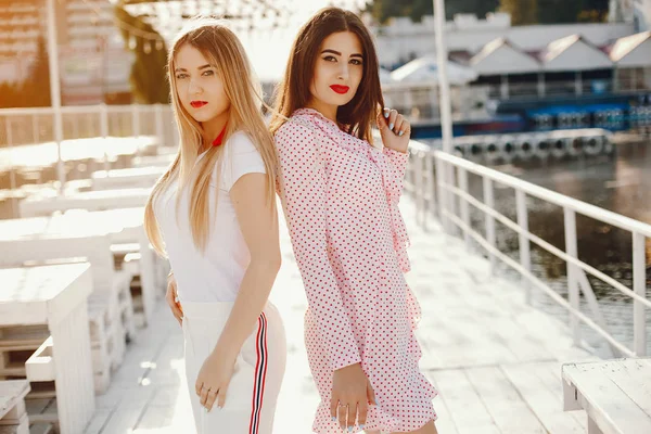 Jolies filles dans un parc d'été — Photo