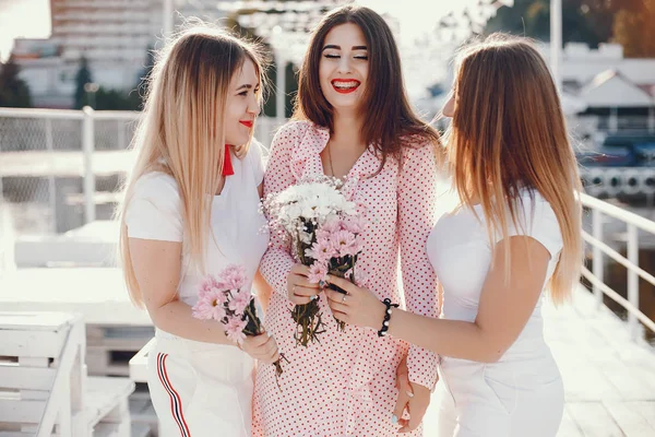 Jolies filles dans un parc d'été sur une fête de poule — Photo