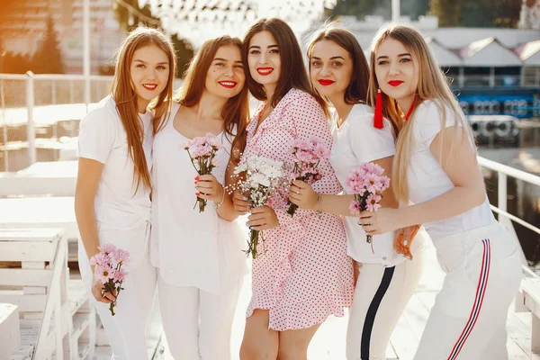 Meninas bonitas em um parque de verão em uma festa de galinha — Fotografia de Stock