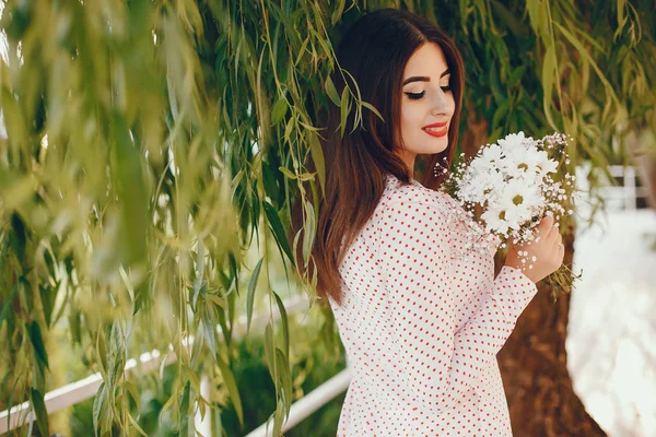 Ragazza carina che cammina in un parco estivo — Foto Stock