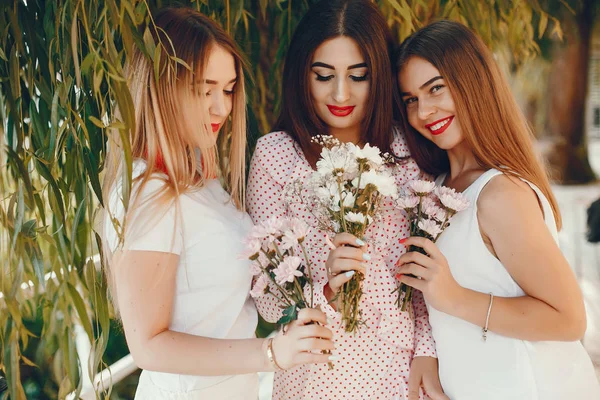 Meninas bonitas em um parque de verão em uma festa de galinha — Fotografia de Stock