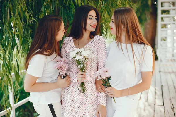 Jolies filles dans un parc d'été sur une fête de poule — Photo