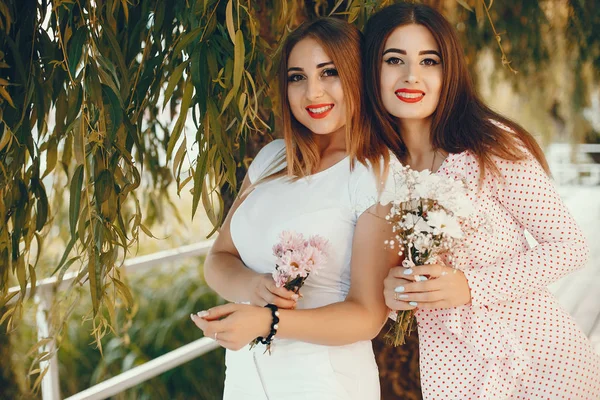 Meninas bonitas em um parque de verão em uma festa de galinha — Fotografia de Stock