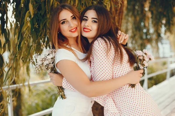 Chicas guapas en un parque de verano en una despedida de soltera —  Fotos de Stock